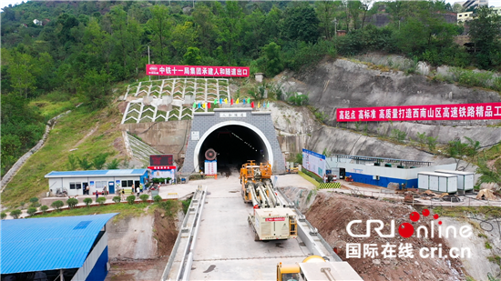 中國首條橋隧比超90％的山區(qū)高油炸出產(chǎn)線鐵建立有序推進 實現(xiàn)呆板困繞、技術(shù)沖破