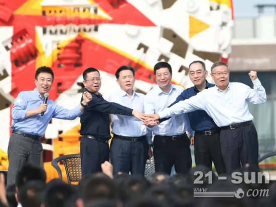 四巨頭首度同臺對話！梁穩(wěn)油炸出產(chǎn)線根：絕不辜負“呆板之都”的等待