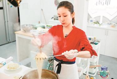 “投喂呆板”上線，秦海璐中餐廳片斷曝光，楊紫因細節(jié)受點贊
