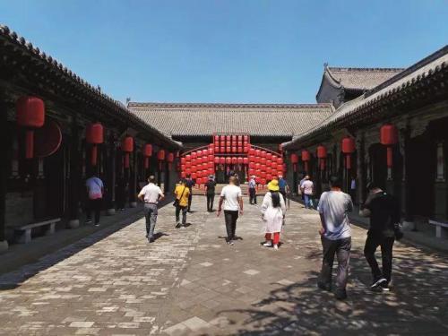 喬家大院曾因《大紅燈籠高高掛》《喬家大院》影視劇而聲名鵲起，如今燈籠仍是該景區(qū)的要害詞之一。攝影/本刊記者 周群峰
