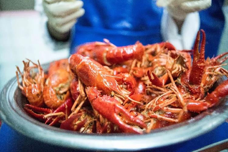 這個(gè)地方小龍蝦泛濫油炸出產(chǎn)線,直到中國(guó)人來(lái)了……