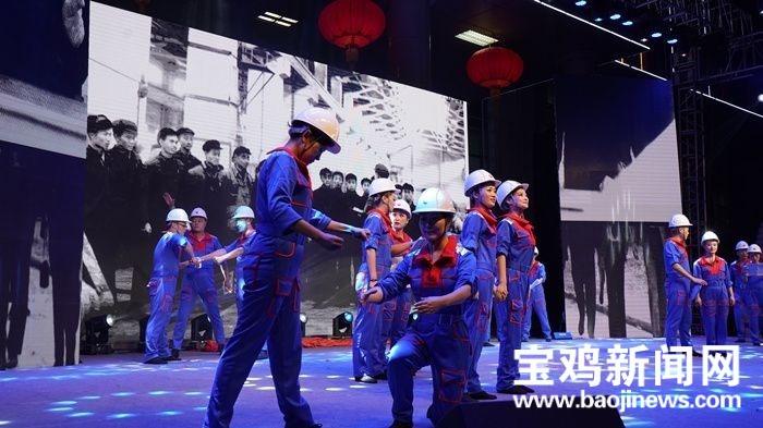 致敬！寶石呆板晚會(huì)動(dòng)人一幕油炸出產(chǎn)線：29人獲頒新中國(guó)創(chuàng)建70周年懷念章