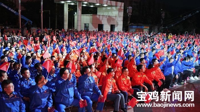 致敬！寶石呆板晚會(huì)動(dòng)人一幕油炸出產(chǎn)線：29人獲頒新中國(guó)創(chuàng)建70周年懷念章
