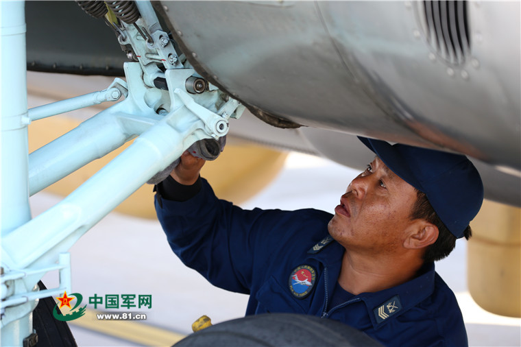 不惑之年的空中支援保障機(jī)油炸出產(chǎn)線梯隊呆板技師,憑什么他是＂王牌＂