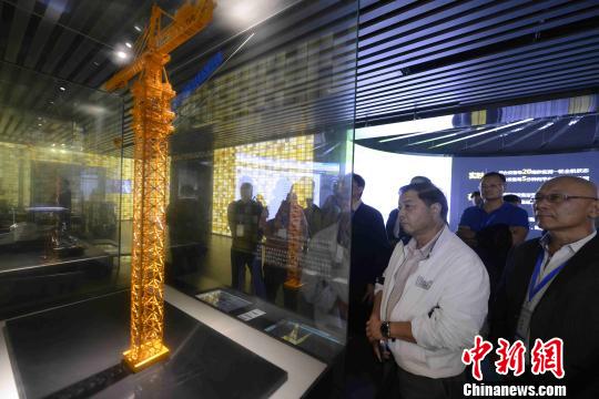 27家外洋漢文媒體高層感覺中國工程機器行業(yè)的新變革?！钊A峰 攝